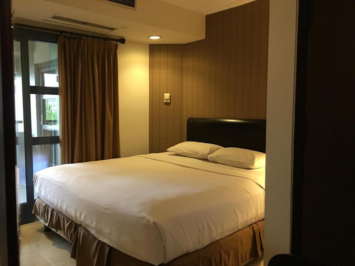 Grand Tropic Suites Hotel Jakarta Exterior photo